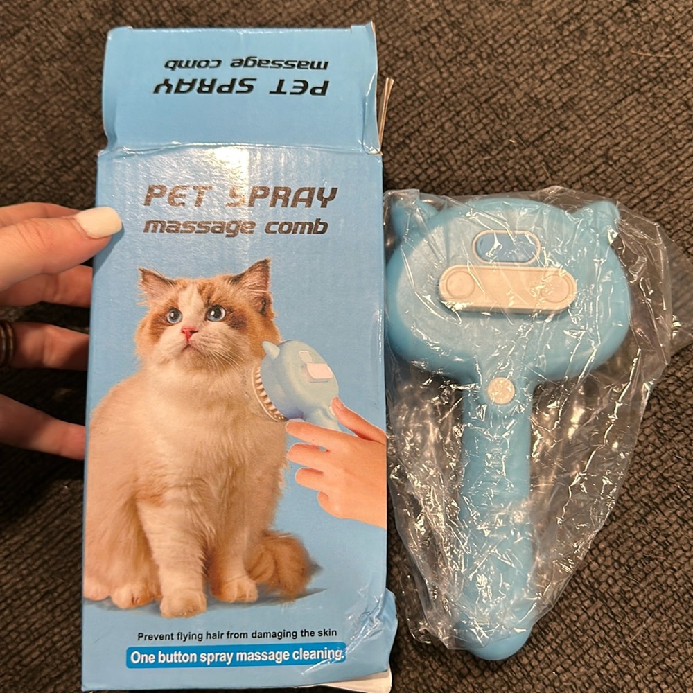 NWT pet spray massage comb - one button spray massage cleaner - for cats/dogs